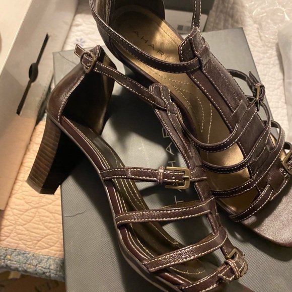 Tahari sandals - Picture 3 of 3